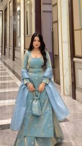 Conjunto de Salwar Kameez de Seda Bordada Fandy para Mujer - Vestido Tradicional Pakistaní para Bodas, Diwali y Graduaciones - Product Image 6