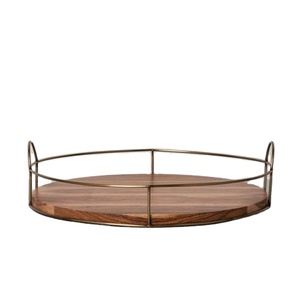 Vente chaude Nouveau Plateau De Service Rond En Bois Pour La Décoration De Table D'hôtel À La Maison Et Plateau D'utilisation De Service Avec Poignée Dorée En Métal - Product Image 1