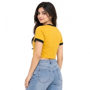 Les essentiels modernes pour la garde-robe en climat chaud : les t-shirts courts pour femmes offrent un look moderne et un confort durable. - Product Image 5