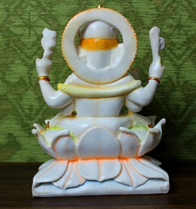 Statue du Dieu Ganesha en résine et poussière de marbre, artisanat Nirmala |   Idole de Vinayaka assise avec accents dorés Lotus pour une maison traditionnelle - Product Image 2