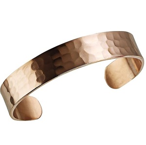 Brazalete Unisex de Cobre Martillado para Bienestar, Ajustable, Moderno, Hecho a Mano, en Caja de Regalo - Product Image 4