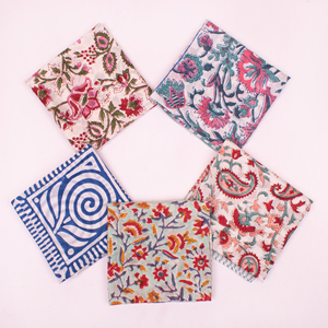 Foulard carré de plage en coton de luxe à motif floral ethnique, accessoire unisexe pour le printemps et l'été - Product Image 1