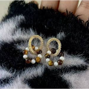 ต่างหูวงกลมประดับมุกสไตล์ฝรั่งเศส ดีไซน์เฉพาะตัว พร้อมเข็มเงินแท้ S925 และลายหินตาเสือ - Product Image 5