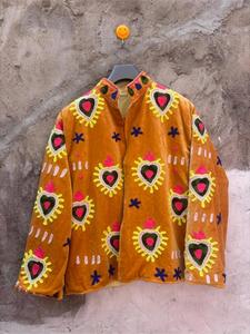 Chaqueta de terciopelo amarillo de lujo con bordado Suzani y patrón de corazones, manga larga, cuello alto, hecha a mano, estilo bohemio, para invierno. - Product Image 3