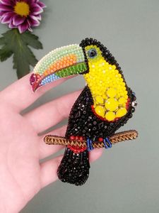 Broche Decorativo Bordado a Mano con Cuentas para Ropa, Broche de Bordado Artesanal con Diseño Contemporáneo - Product Image 3