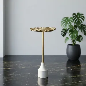 Table d'appoint sculpturale moderne en marbre blanc avec base en métal et accents de feuilles, pour une décoration élégante du salon, de la chambre et de la maison - Product Image 2