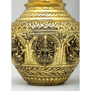 Exótico Kalash Ashtalakshmi de la India de 6 pulgadas en jarrón de latón, procedente de la India - Product Image 1