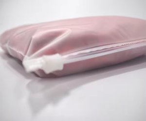 Bolsas de Plástico Mate Esmerilado al por Mayor con Cierre Superior y Logotipo Personalizado para Empaque de Ropa - Product Image 4