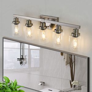 Lampada da Bagno Moderna a 5 Luci da 31 Pollici con Finitura Nichel Spazzolato e Paralumi in Vetro Trasparente per Mobili da Bagno - Product Image 3