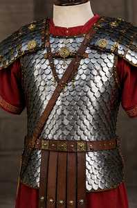 Armadura de Acero Estilo Romano con Detalles en Oro y Correas de Cuero, Imitación Antigua Pulida - Product Image 2