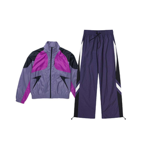 Veste coupe-vent à capuche rouge pour homme avec pantalon cargo noir, ensemble de survêtement sportif à manches longues avec fermeture éclair, polyester léger pour l'automne - Product Image 4