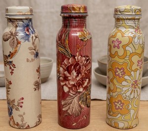 Botella de Agua de Cobre Puro con Intrincado Patrón Azul y Rosa Paisley, Elegante Recipiente Ayurvédico para Hidratación y Bienestar - Product Image 5