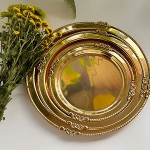 Bandeja de servir de latón hecha por artesanos expertos que aportan belleza hereditaria a los espacios de comedor modernos - Product Image 1