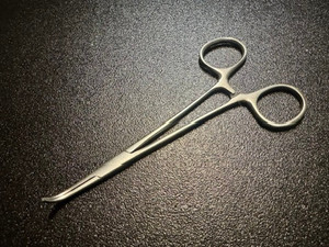 Chirurgie Générale Ruya : Instruments Chirurgicaux Manuels Mixteurs 'Pedi' – Pince à Vénothése Biliare 5,5 pouces en Acier Inoxydable Certifiée CE-ISO - Product Image 1