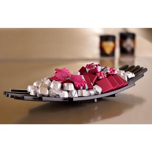 Plateau de service incurvé contemporain noir et argenté avec chocolats enrobés de rouge et de blanc – Cadeau et accessoire de fête élégants et modernes - Product Image 1