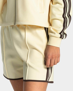 Conjunto Deportivo para Mujer, Chaqueta Corta Amarilla con Cierre y Hombros Caídos, Pantalones Cortos con Rayas, Sudadera con Capucha, Personalizable con Logotipo, Superventas - Product Image 6