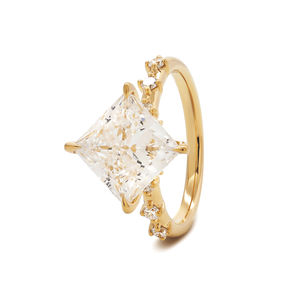Bague de fiançailles en or jaune 14 carats avec diamant de laboratoire taille princesse de 3,5 carats, sertissage en forme de cerf-volant et pierres latérales rondes, certifiée IGI - Product Image 4