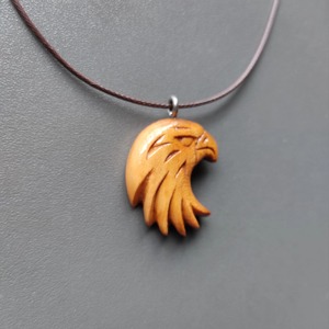 Collar con Colgante de Cabeza de Águila Tallado a Mano en Madera Natural, Amuleto de Pájaro Hecho a Mano, Joyería de Regalo - Product Image 5