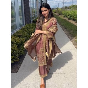 เสื้อใส่ทำงานสีชมพูสำหรับเด็กผ้าจอร์เจียปักลายแฟนซี - Product Image 1