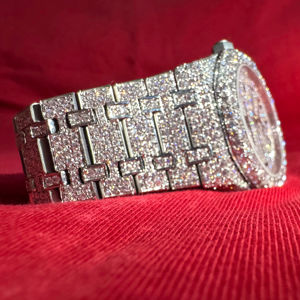 Reloj de Lujo con Diamantes Moissanite al por Mayor, Reloj de Cuarzo con Caja, Proveedor de Relojes Moissanite para Hombre, Venta al por Mayor en India - Product Image 1