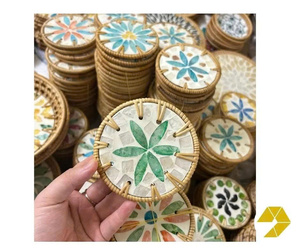 Ensemble de décoration de salle à manger de luxe écologique vintage avec assiette en rotin, set de table en coquillage, sous-verres en mosaïque de nacre brillante faits à la main, diamètre 500 mm - Product Image 1