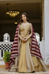 Ensemble de vêtements ethniques festifs pour femmes, comprenant un lehenga en viscose Banarasi, une blouse brodée à la main, un dupatta en dentelle brodée et une jupe évasée cousue. - Product Image 3