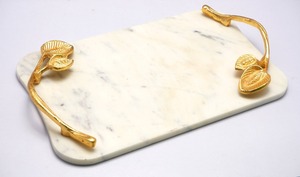 Plateau de service en pierre au design élégant, de couleur noire, avec incrustations métalliques dorées et poignée dorée, pour la décoration de table. - Product Image 4