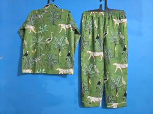 Ensemble pyjama pour femmes en coton biologique 100% respirant ultra-doux à imprimé animal noir, haut court à col en V et pantalon à cordon de serrage - Product Image 4