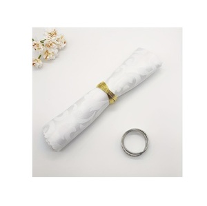 Anneaux de serviette décoratifs en métal avec détails circulaires superposés pour les tables de mariage, les dîners en famille, les célébrations et les banquets - Product Image 4