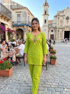 Conjunto coordinado de kurta y pantalón corto de algodón Khadi con bordado floral, diseño moderno y en tendencia, para mujer, exportador de moda. - Product Image 2