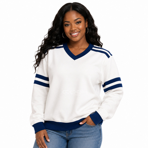Pull en tricot blanc à col en V avec rayures contrastées bleues, manches longues, style décontracté, de la sororité Cosh International Sisterhood - Product Image 1
