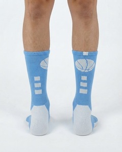 Chaussettes de basket-ball bleu ciel avec motif de basket-ball blanc sur le talon et les panneaux de soutien de la voûte plantaire, vente en gros - Product Image 3