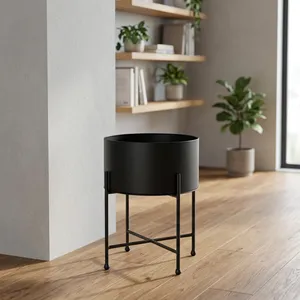 Pot de fleurs cylindrique moderne en métal noir mat avec support et fleurs blanches, décoration contemporaine pour intérieur et extérieur. - Product Image 6