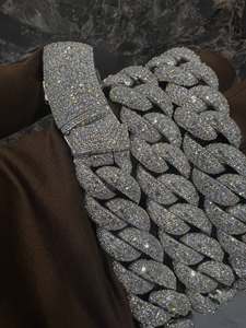 สร้อยข้อมือแบบ Cuban Link ประดับเพชร Moissanite ทรง Brilliant Cut ระดับ VVS ทองคำแท้ 9K รับรองโดย IGI สำหรับทั้งชายและหญิง สินค้าขายดีอันดับหนึ่ง สไตล์ฮิปฮอปสุดหรู - Product Image 4