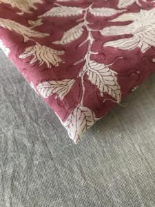 ผ้าฝ้ายพิมพ์ลายด้วยมือ – พื้นสีแดงเลือดหมูพร้อมลายดอกไม้สีงาช้าง |   สิ่งทอทำมือจากอินเดีย - Product Image 4