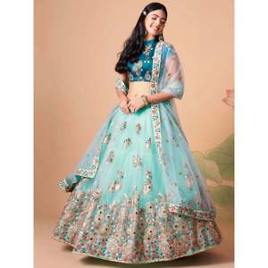 Atractivo Lehenga Choli Azul Bordado en Tela de Red para Tallas Grandes, Ideal para Compromisos - Product Image 3