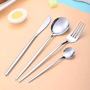 ชุดช้อนส้อมสแตนเลสพรีเมียม 3 ชิ้น ด้ามจับบาง เงางาม เหมาะสำหรับงานเลี้ยง ของขวัญ และชุดอาหาร - Product Image 4