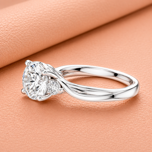 Bague de fiançailles de luxe en or blanc 14 carats plaqué rhodium avec trois pierres rondes en diamant et diamants latéraux pour femmes - Product Image 3