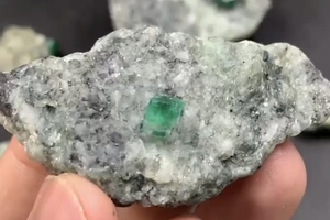 Spécimens de cristal d'émeraude verte naturelle, matrice de pierres brutes de forme irrégulière, pour la fabrication de bijoux, pièces de collection, pièces à exposer, brillent dans le noir, 203g - Product Image 4