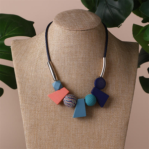 Collar de Resina Botánica con Flores Reales, Regalo Único para Ella, Collar de Resina Hecho a Mano, Colgante de Cristal, Joyería Estética - Product Image 1