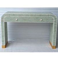 Table console en os incrusté, artisanale et écologique, au design moderne, pour des solutions de décoration intérieure élégantes pour le salon