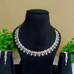 Parure de bijoux de mariage élégante plaquée or avec collier classique en strass blancs et boucles d'oreilles chandelier pour mariées spéciales - Product Image 1