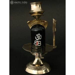 Escultura Shiva Linga en piedra negra con latón Trishul Nag y Patra - Product Image 3