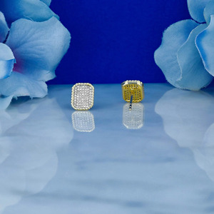 Boucles d'oreilles clous en or jaune avec diamants de laboratoire pavés en forme de coussin - Product Image 4