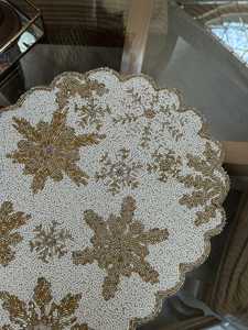 Chemin de table brodé de luxe, motif floral doré, bord festonné beige, décoration d'intérieur - Product Image 3