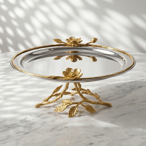Support à gâteau élégant en métal sur trépied, orné d'éléments floraux dorés et d'une base en feuilles botaniques, de haute qualité pour un service de luxe - Product Image 2