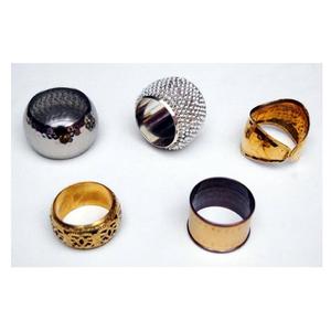 Ronds de serviette élégants et modernes en aluminium, durables et écologiques pour la décoration de table de mariage - Product Image 1