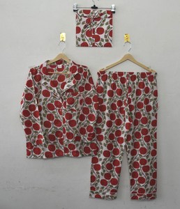 Elegante Conjunto de Pijama de Algodón con Estampado Floral Hecho a Mano para Mujer, Ropa de Dormir Sostenible con Diseño Tradicional Indio Sanganeri de Rosas Rojas - Product Image 1
