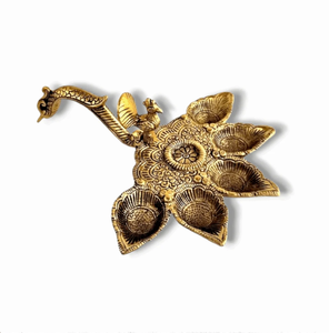 Cuenco diya con ídolo de Lakshmi tallado en latón y base intrincada para bendiciones divinas, disponible a precios de mayoreo. - Product Image 2
