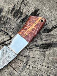 Couteau à dépecer fait à la main en acier Damas lame utilitaire OEM personnalisée avec gaine en cuir de vache et manche en époxy - Product Image 3